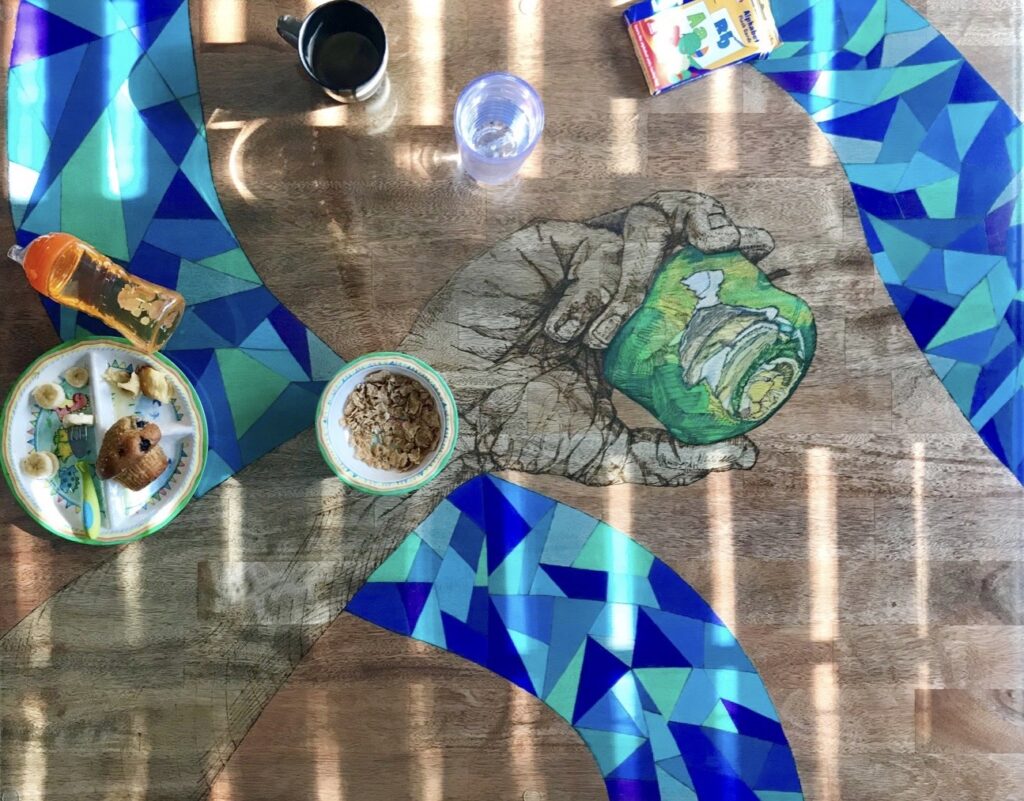 A table with blue and green napkins on it